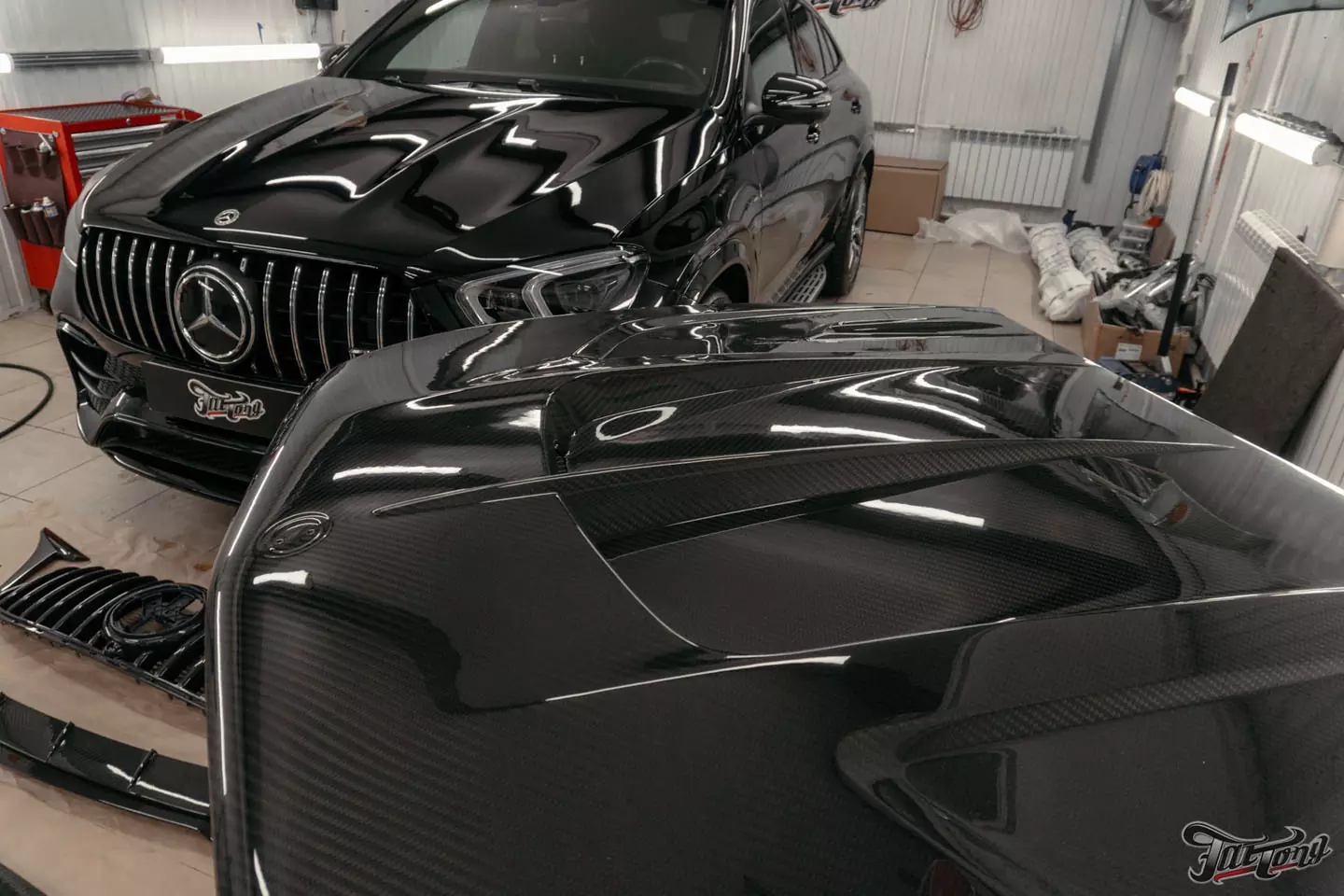 Выкинули BURMESTER 3D из нового Mercedes GLE 63S и установили новую акустическую систему. Выполнили комплексную шумоизоляцию, построили выхлопную систему, установили обвес Larte, оклеили полиуретаном